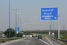 Image du Maroc Professionnelle de  Des véhicules circulent sur l'autoroute à l’entrée de Casablanca, alors qu’un service des urgences de l'autoroute est garé près d’un automobiliste en arrêt sur la voie d’urgence probablement suite à une panne, Vendredi 20 Janvier 2006. (Photo / Abdeljalil Bounhar) 